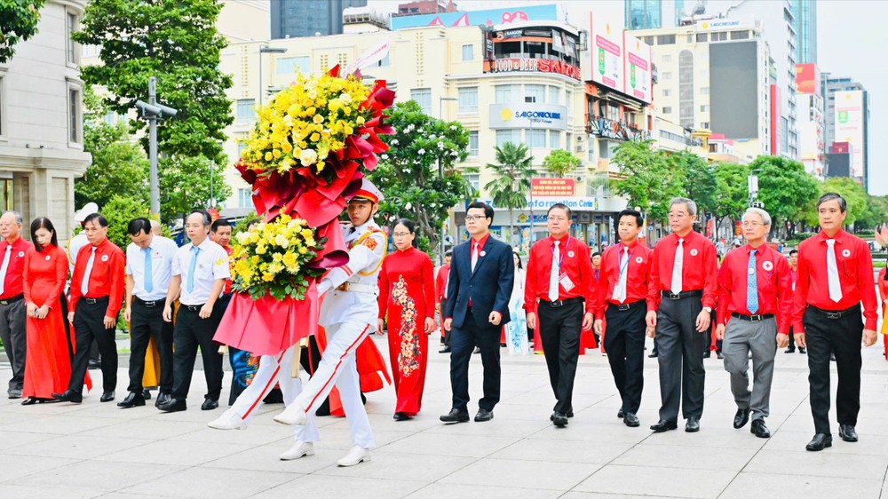 代表团在胡志明主席雕像公园向胡志明主席敬献鲜花。图：越勇