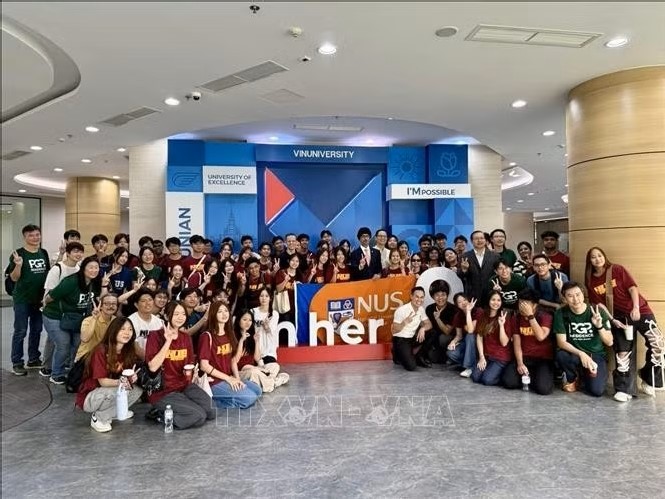 新加坡大学生与VinUni大学学生交流。图：越通社