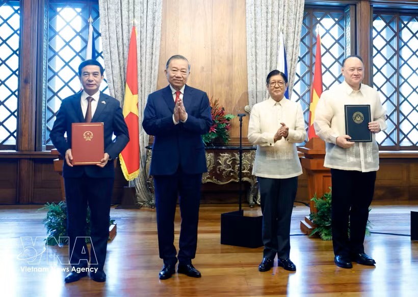 越南共产党中央总书记、国家主席苏林与菲律宾总统费迪南德·罗慕尔德兹·马科斯在菲律宾首都马尼拉共同见证了两国各部委间合作文件交换仪式。图：越通社