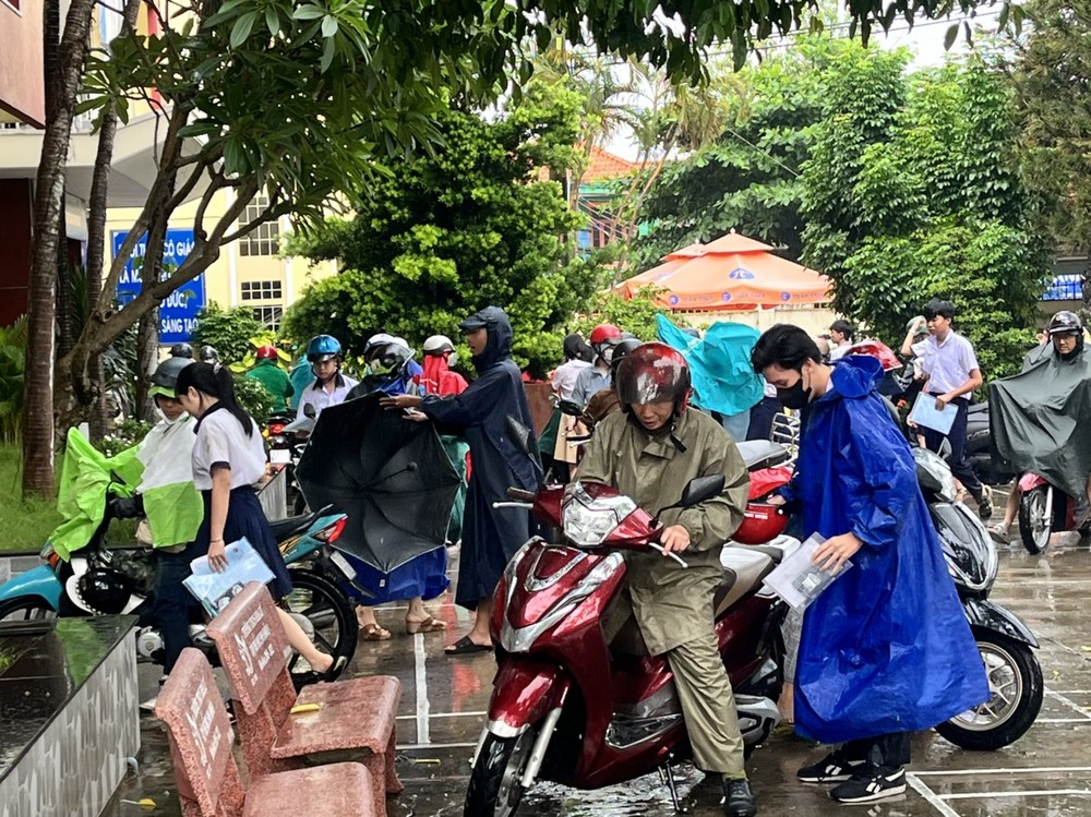 由于天降大雨，家长获准将摩托车直接骑进华闾初中的校园内。