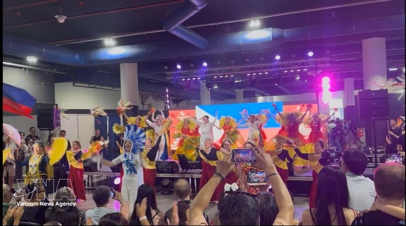 越南文化推广活动受到众多参观者的关注。图：越通社