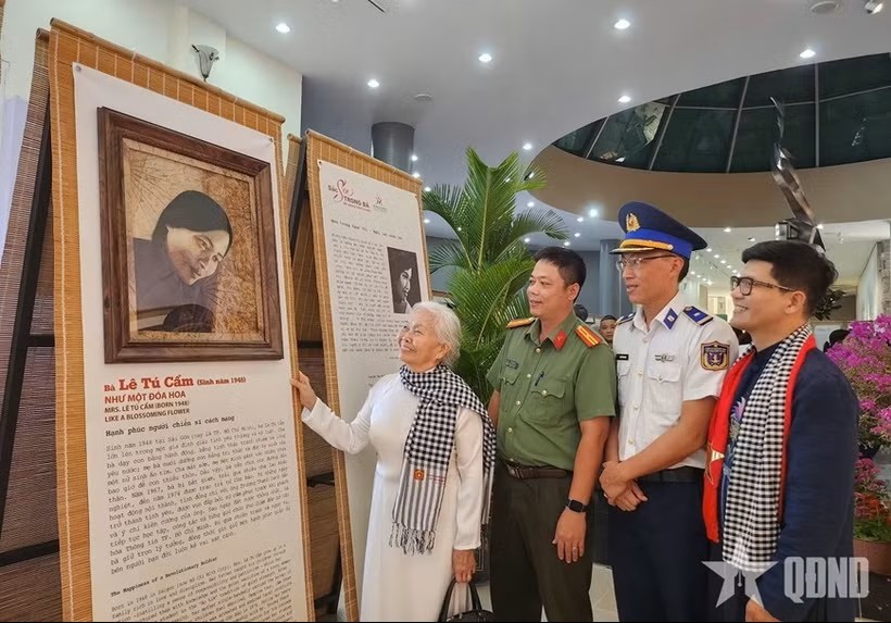 昆仑岛特区前政治犯黎秀锦观看年轻时期的肖像画。图:qdnd.vn