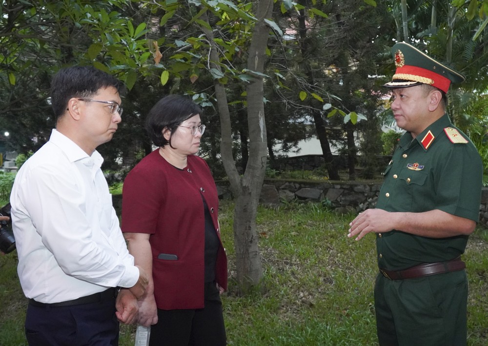 文氏白雪同志和阮孟强同志听取胡志明市司令部的报告。
