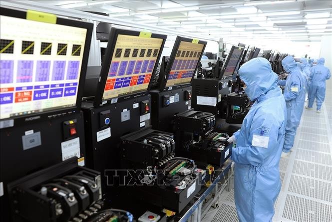 位于宁平省福山工业区的MCNEX VINA有限责任公司（100%韩国独资）工厂内，用于出口的摄像头模组及电子元器件生产线。图：武生