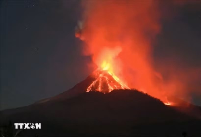 印度尼西亚：火山喷发致机场临时关闭。图：新华社/越通社