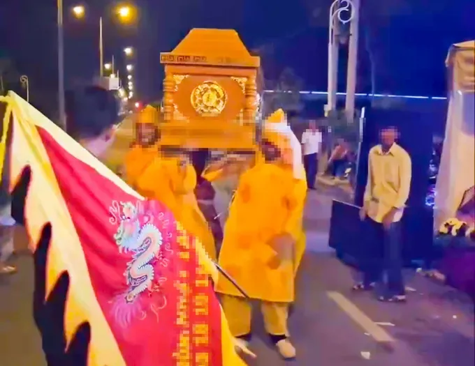 生日宴上的一群人将棺材抬到马路中央跳舞。图：社交网
