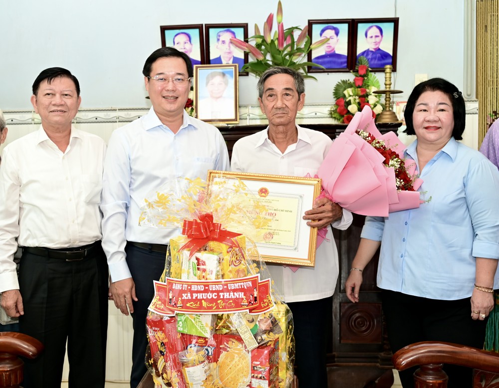 黎国峰同志前来看望阮文新老人并向其祝寿。图：文明