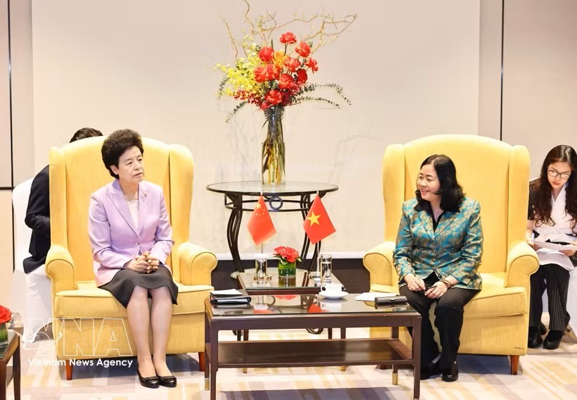 越南祖国阵线中央委员会主席阮氏明怀与中国全国政协副主席咸辉。图：越通社
