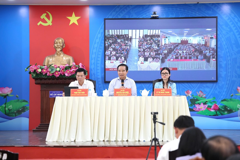 胡志明市人民议会代表-第36号选举单位与选民接触。图：黄金