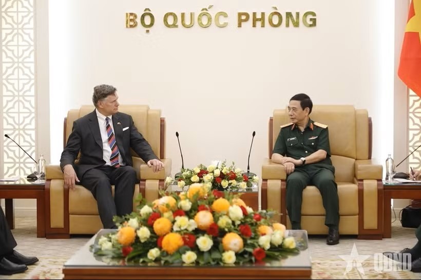 潘文江大将会见美国副国务卿克里斯托弗·兰道。图：人民军报