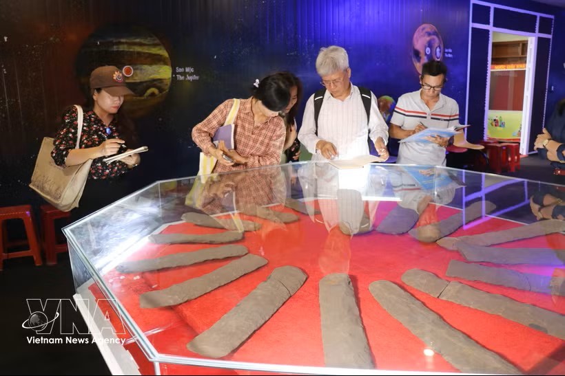 考察团对林同省声音展览馆进行实地考察。图：越通社