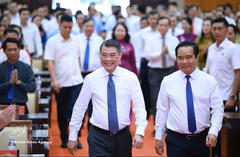 越南政府总理黎明兴主持了与胡志明市市委常务委员会的工作会议。图：越通社