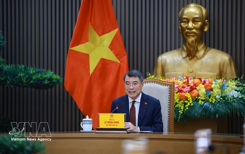 越南政府总理黎明兴在河内与中国国务院总理李强通电话。图：越通社