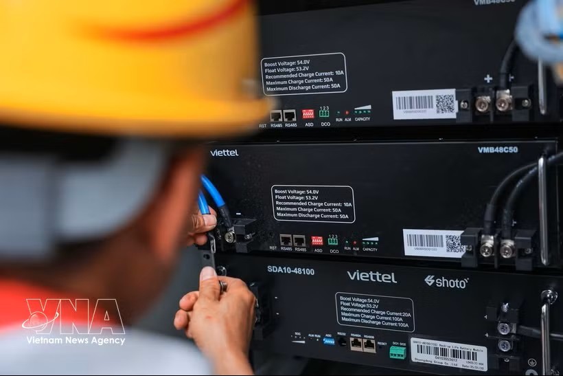 Viettel公司的技术人员进行5G BTS基站设备的连接和安装。图：越通社
