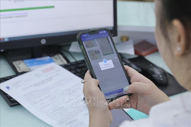 VNPT员工正在为客户办理用户信息更新手续。