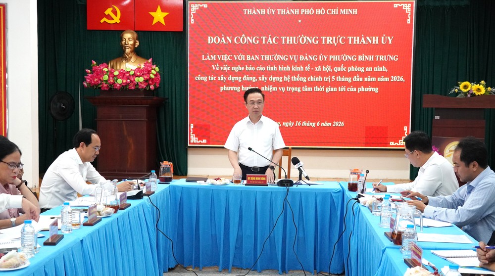 胡志明市市委副书记邓明通在工作会议上作总结发言。图：秋红