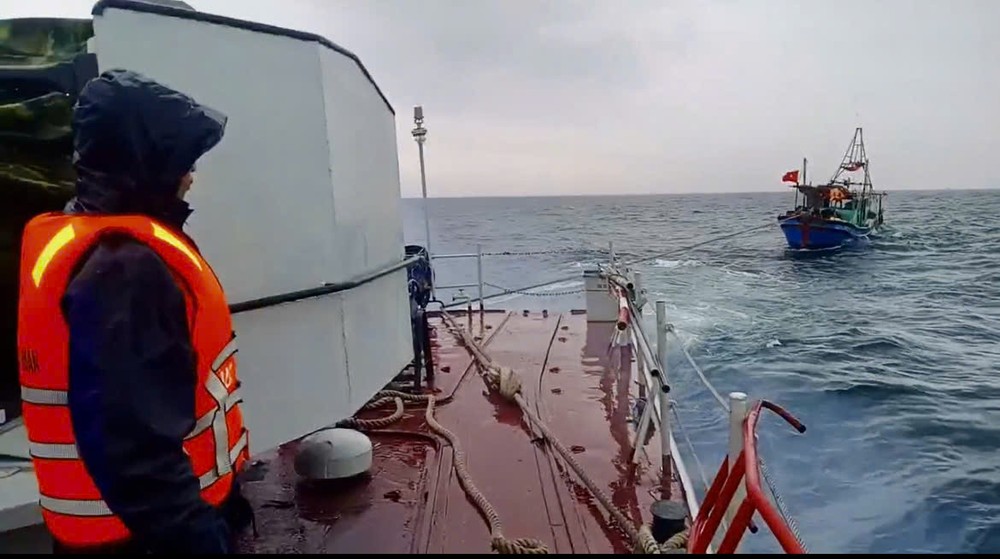 海军第一区及时营救海上突发险情的渔船。