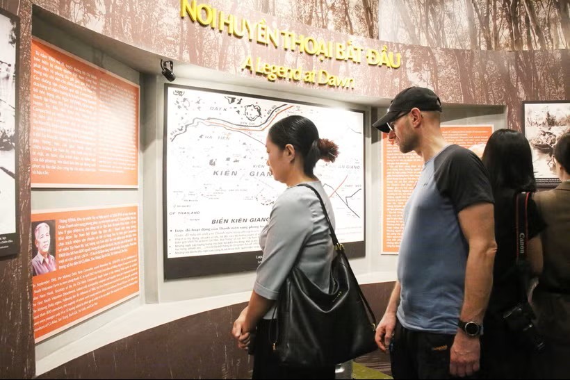 外国游客参观胡志明市战争遗迹博物馆。图自越通社