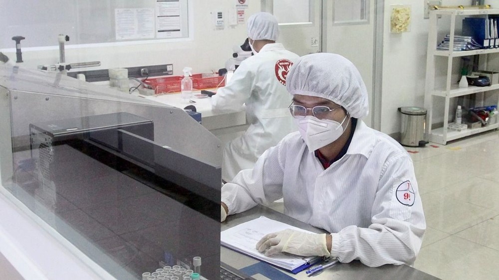 在胡志明市高科技园区，一名技术人员正在日本日写集团（Nissha）旗下的FDI企业——USM Healthcare医疗设备工厂股份公司工作。图：黄雄