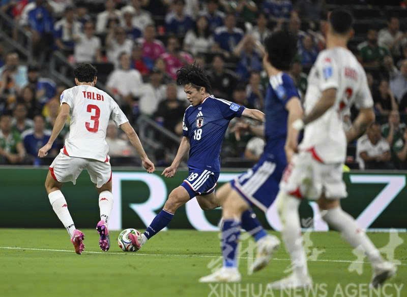 日本队球员上田绮世（后右）在比赛中射门得分。