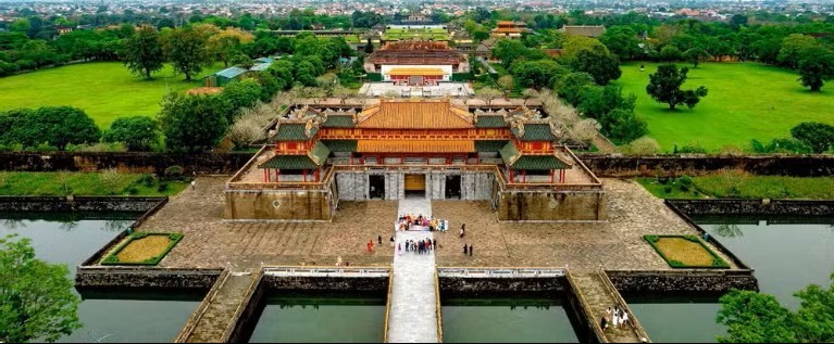 从高处俯瞰，顺化大内皇宫在遗产城市中金碧辉煌、光彩夺目。图：人民报