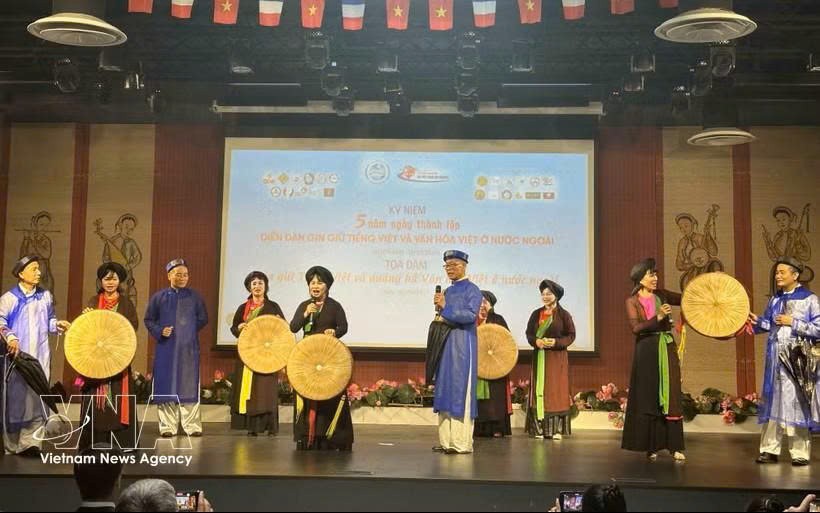 各位老师将官贺民歌视为向国际友人传授越南语的有效方法之一。图：越通社