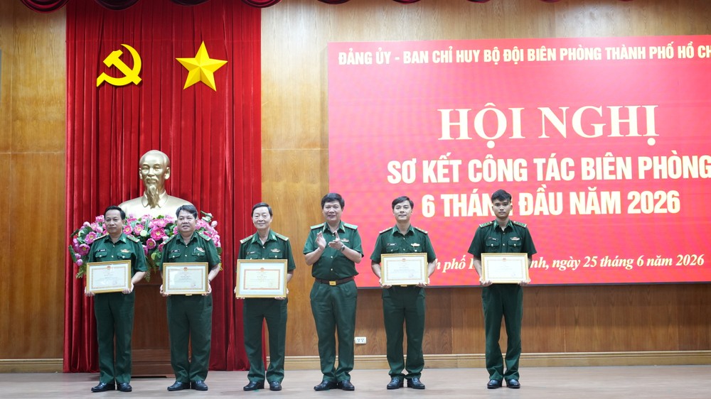 胡志明市边防部队指挥部领导向在执行任务中取得优异成绩的个人和集体颁发边防部队司令部和第七军区的奖状。