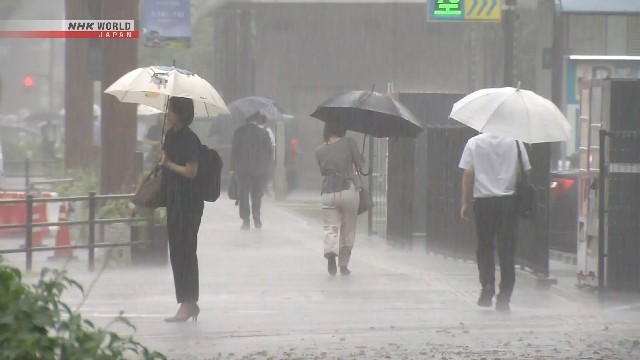 日本南部和西部多个地方遭遇大雨。图：NHK