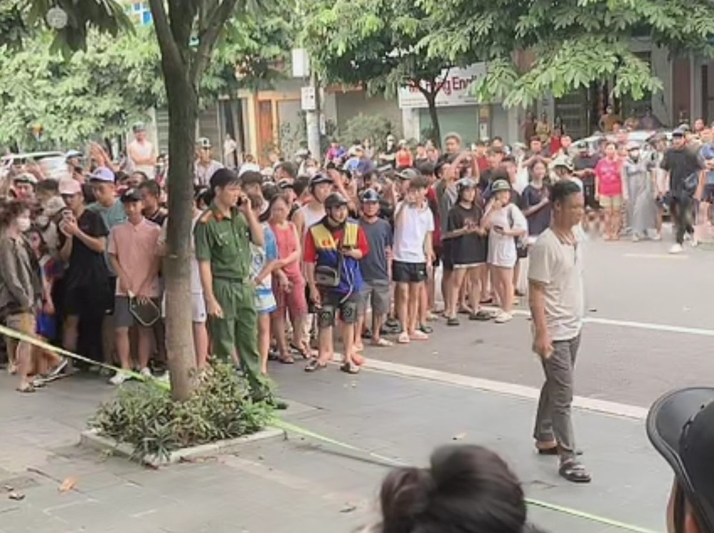 当地好奇民众聚集在案发现场围观。