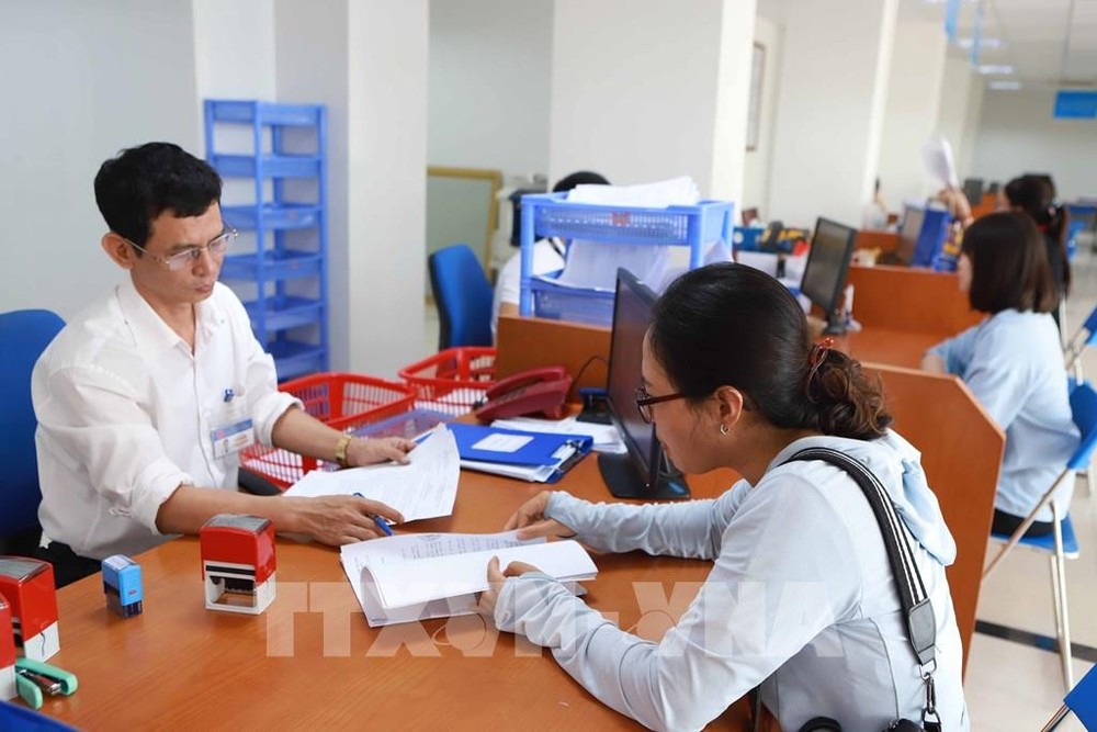 纳税人在税务机关办理业务。图：越通社