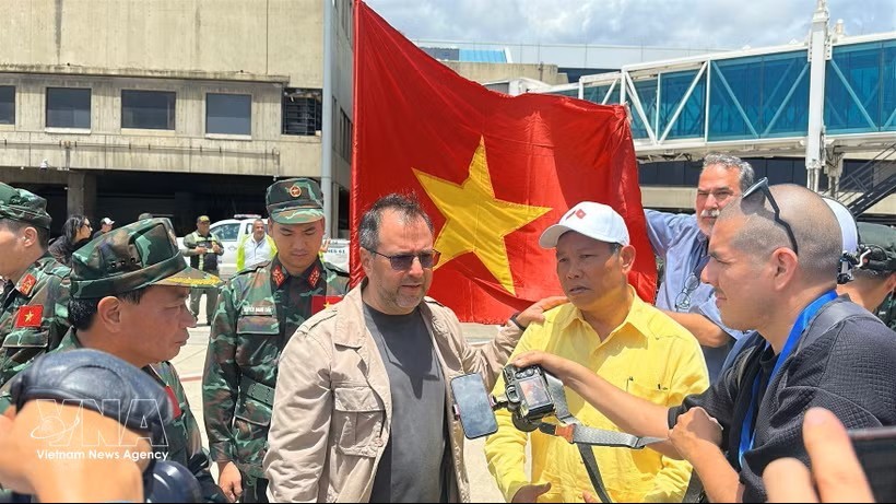 委内瑞拉外交部长伊万·希尔·平托在机场迎接越南代表团。图：越通社