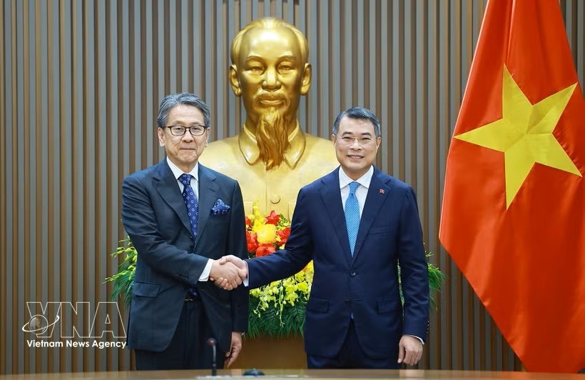 越南政府总理黎明兴（右）与日本国际协力银行（JBIC）董事长前田匡史。图：越通社