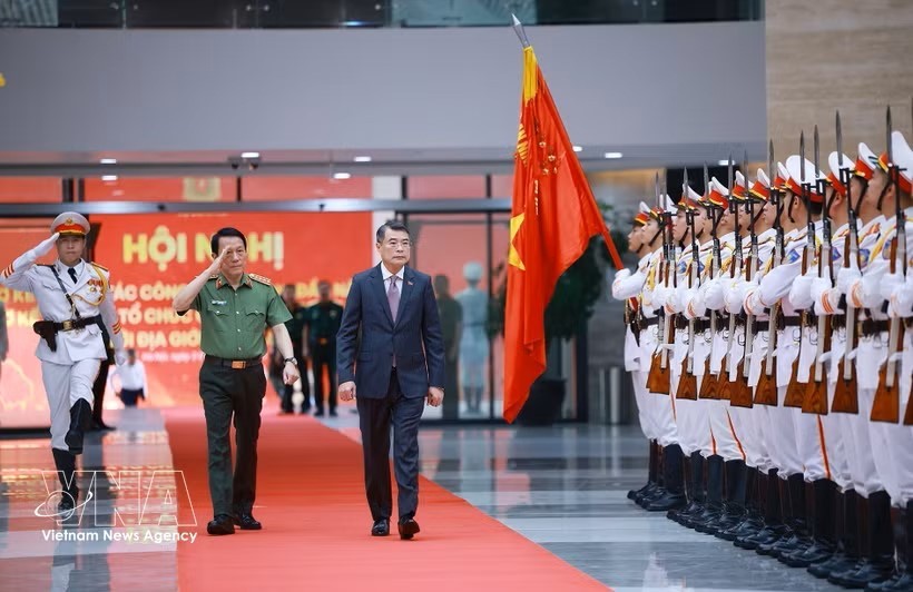 党中央政治局委员、政府总理黎明兴出席前来出席2026年上半年公安工作小结会议。图：越通社