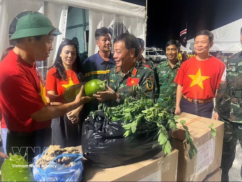 越南驻委内瑞拉大使馆特命全权大使武中美向越南救援队赠送了多份慰问品和必需生活用品，以改善野战营地战士的生活条件。图：越通社