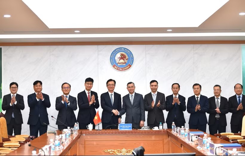双方代表合影。图：越南财政部