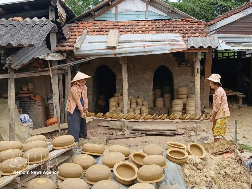 坐落于秋盆河畔的清河陶瓷村拥有近500年历史，以陶瓷、陶土制品闻名，其传统制陶技艺代代相传，至今仍得到完整保留与传承。图：越通社