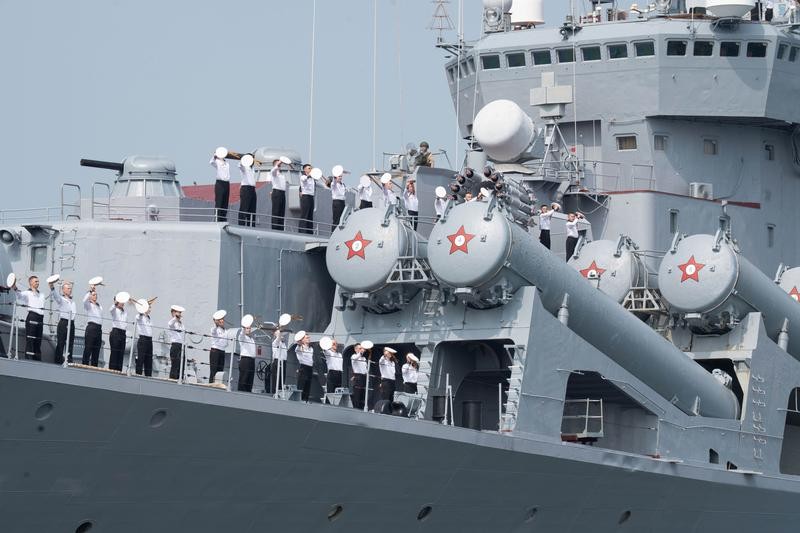 7月5日，参加“海上联合-2026”联合演习的俄海军“瓦良格”号导弹巡洋舰靠泊青岛某军港。图：新华社