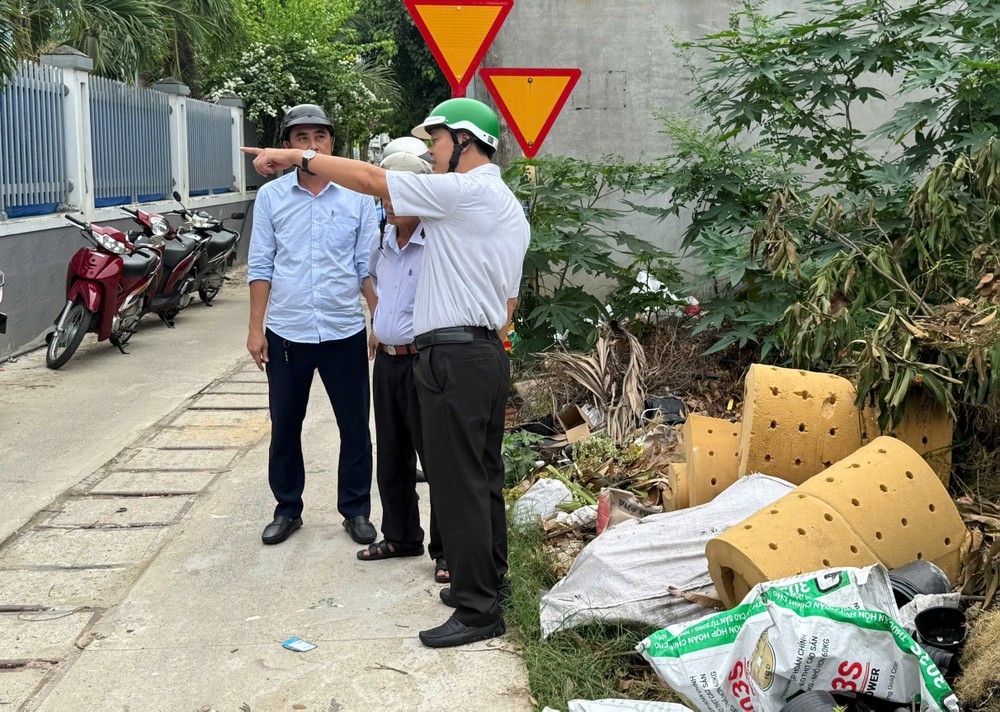龙海乡领导实地考察海滩乱扔垃圾现状。图：成辉