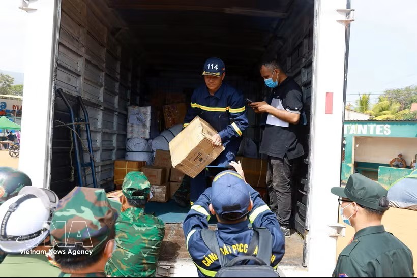 向地震灾民临时安置点运送生活必需品和食品。图：越通社