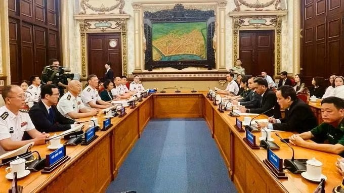 胡志明市市委常务处委员、市人委会常务副主席阮禄河会见中国海军83舰编队指挥员。图：《西贡解放报》