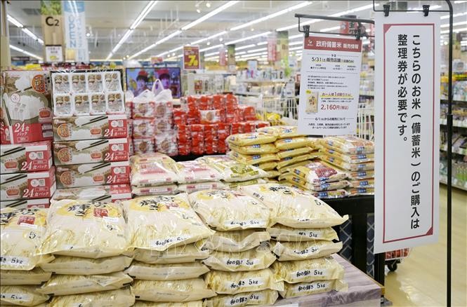 2025年5月31日，在日本仙台一家超市内陈列摆放的大米。图：共同社/越通社