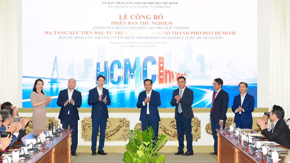 胡志明市人委会主席阮文得与各位代表共同进行胡志明市数字环境投资促进基础设施平台上线仪式。图：黄雄