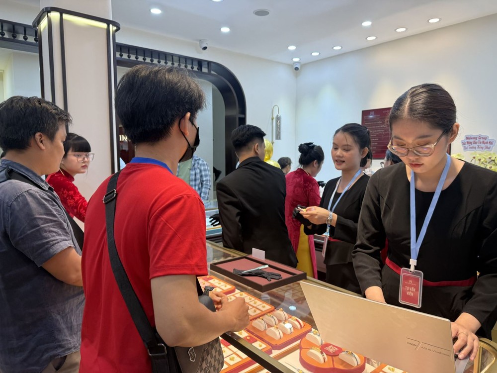 民众在胡志明市的一家保信孟海品牌金店进行黄金交易。图：阮黄