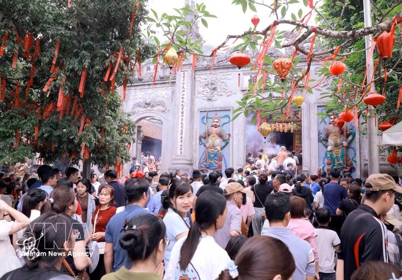 雄王祭日当天在上庙的民众。图：越通社