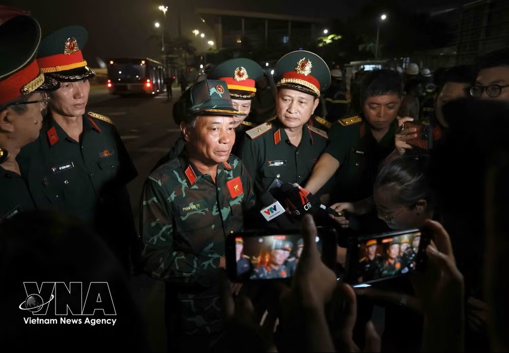越南人民军总参谋部救援救灾局副局长、救援队队长范文巳少将接受媒体采访。图：越通社