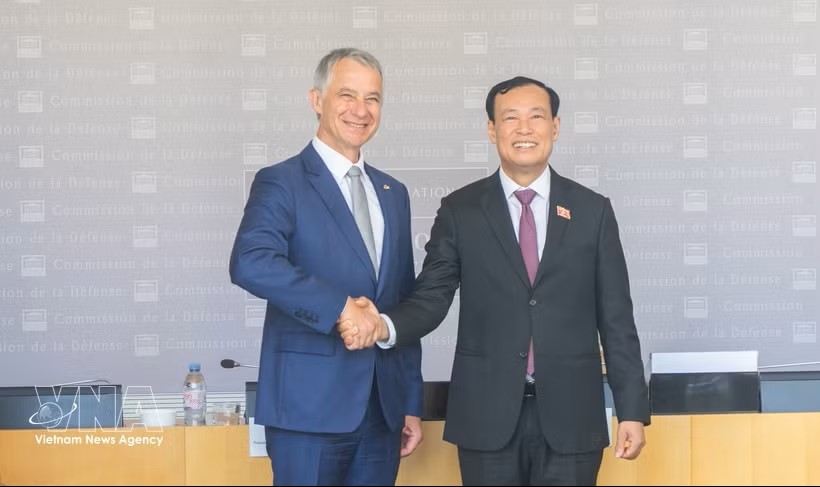 越南国会国防安全与对外委员会主任黎晋进与法国国民议会国防与武装力量委员会主席让-米歇尔·雅克合影。图：越通社