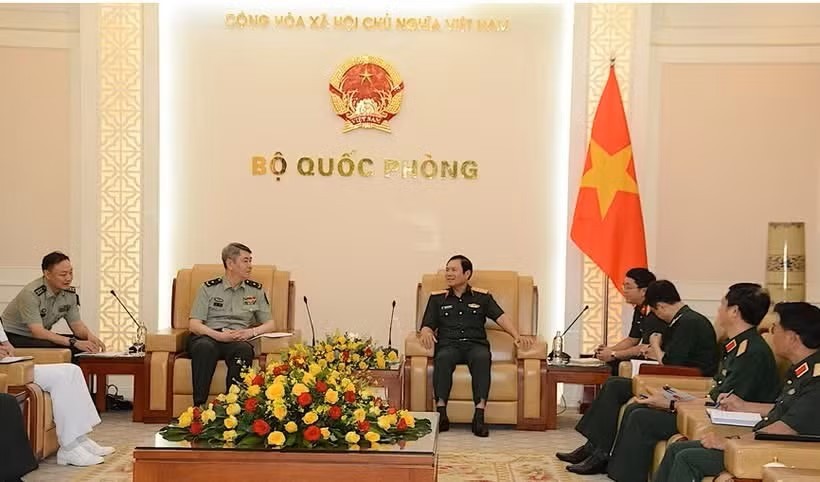 越南人民军总参谋长、国防部副部长阮新疆大将在河内会见中国国防大学政治工作部主任刘凯少将。图：《人民军队报》