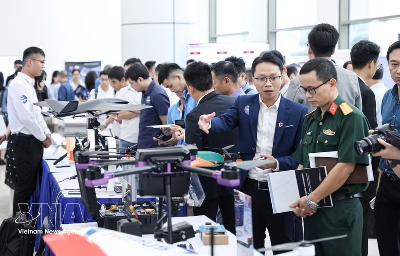 2025年8月25日，与会代表参观战略技术产业三大创新网络发布仪式上的展位。图：越通社。