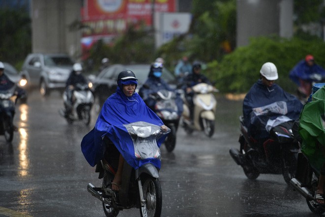 中部高原及南部地区有阵雨和分散性雷阵雨，局地有大到暴雨。