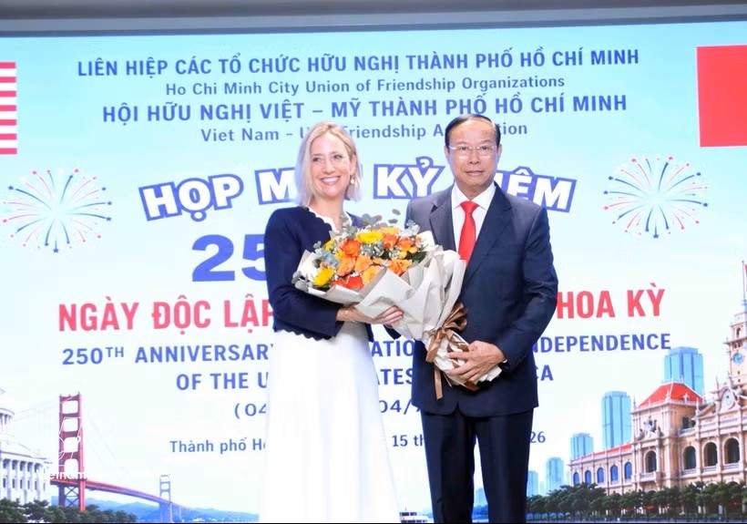 胡志明市越美友好协会主席阮文寿向美国驻胡志明市总领事梅丽莎·布朗赠送鲜花。图：越通社